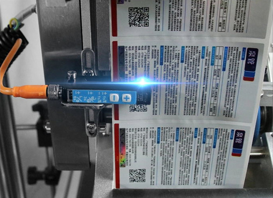 Één Zij Etiketteringsmachine Detergent Automatische Machine van de Doosverpakking Zelfklevende Sticker